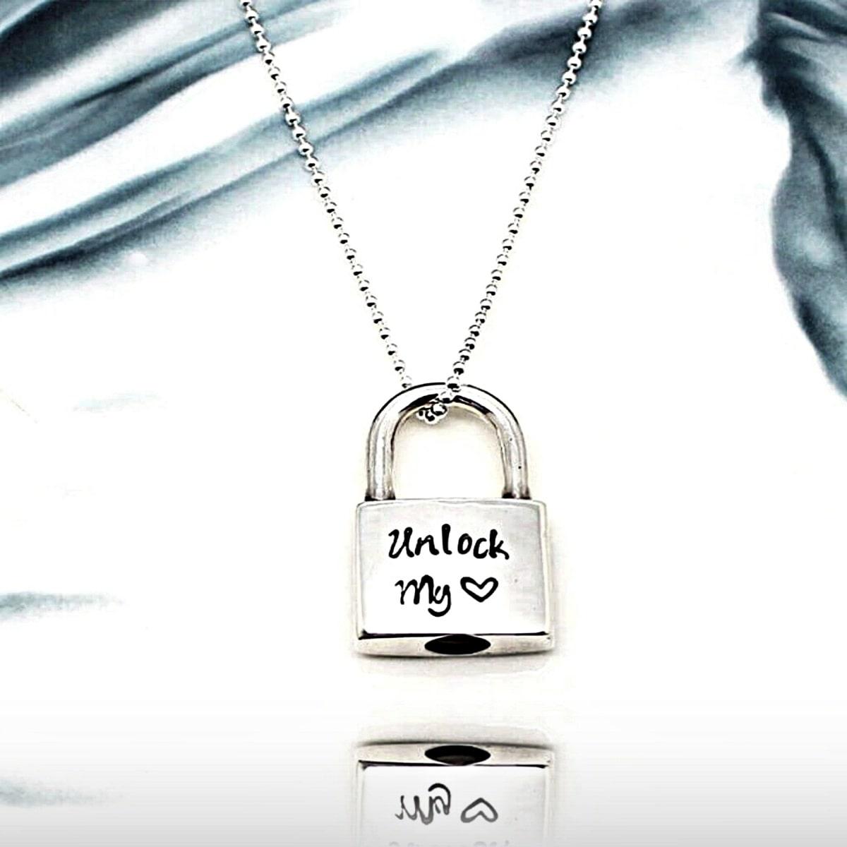  Initial Lock Necklace • Padlock Necklace • Mini Lock Pendant •  Engraved Lock Necklace • Letter Necklace • Gift For Her • Personalized Gift  : Productos Handmade